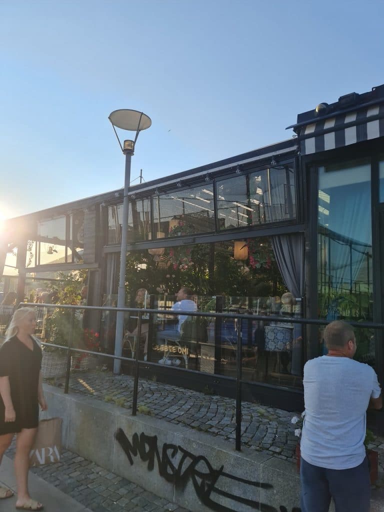 Restaurang med glasfönster i Stockholm.