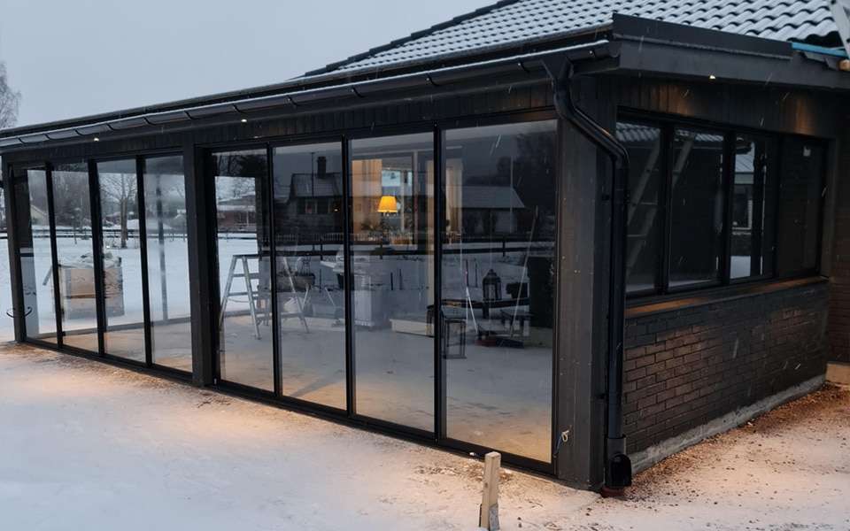 Svarta profiler skapar ett stilrent uterum i Sandviken